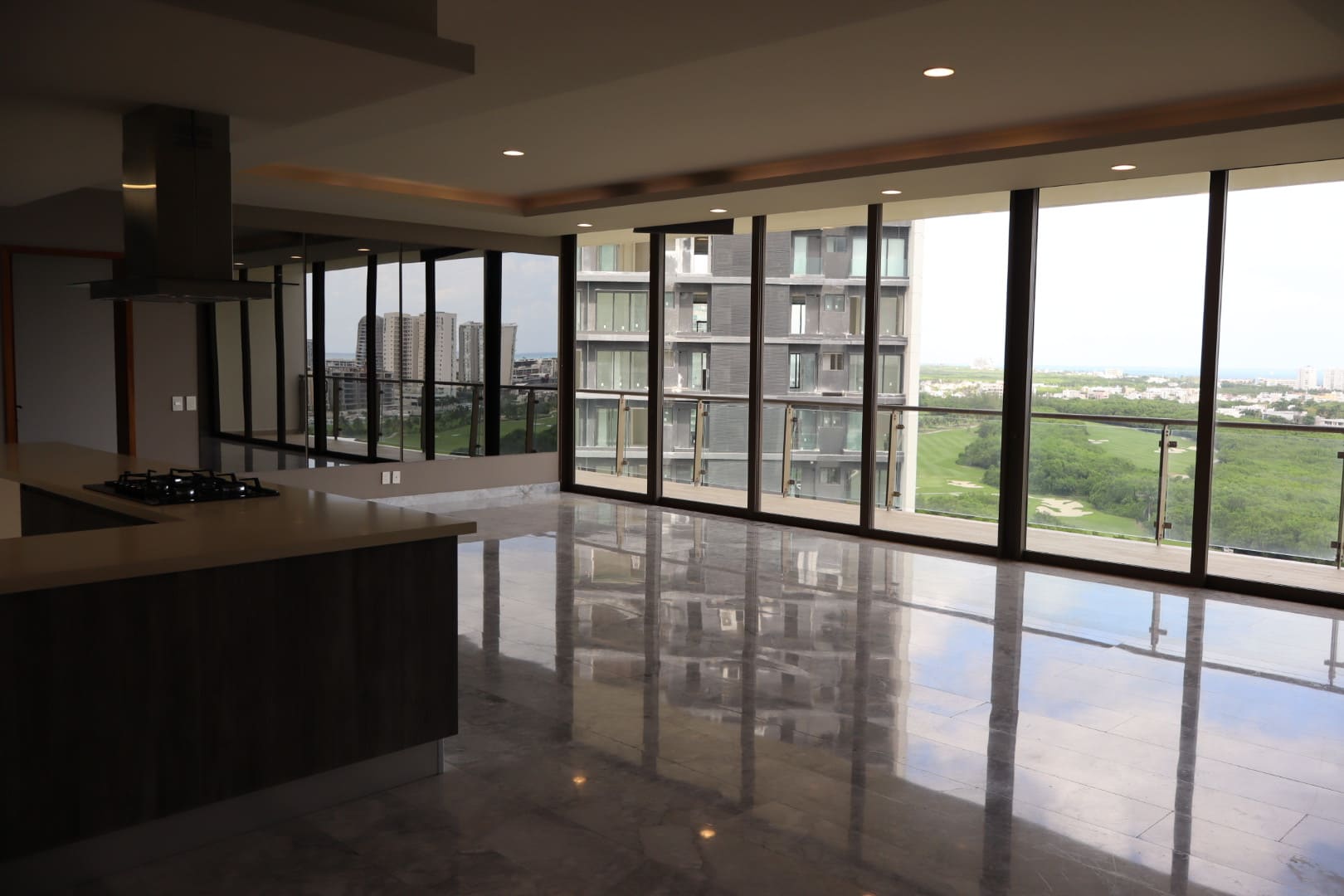 Sala Comedor ampkio departamento de Lujo en Puerto Cancun