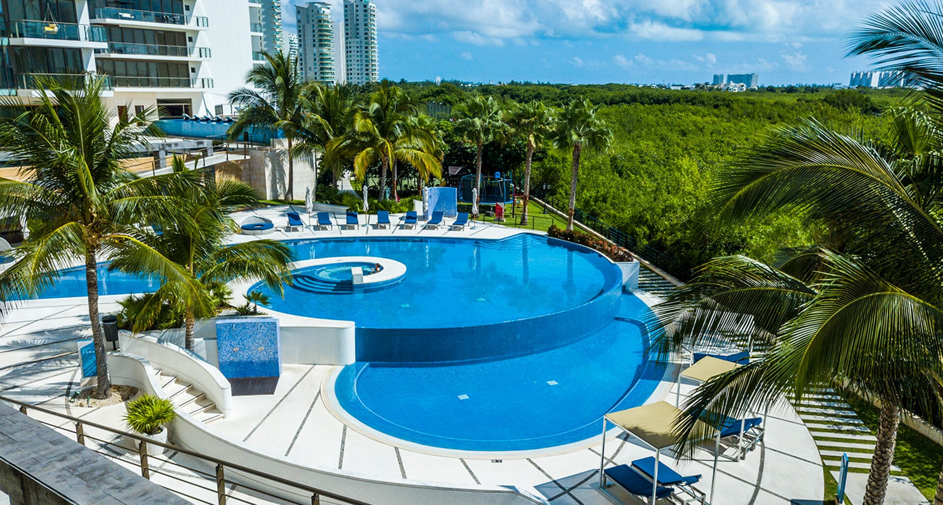 Descubre por qué Be Towers sigue siendo el referente de lujo familiar en Puerto Cancún. Análisis de sus amplios departamentos, canchas de pádel y amenidades resort.