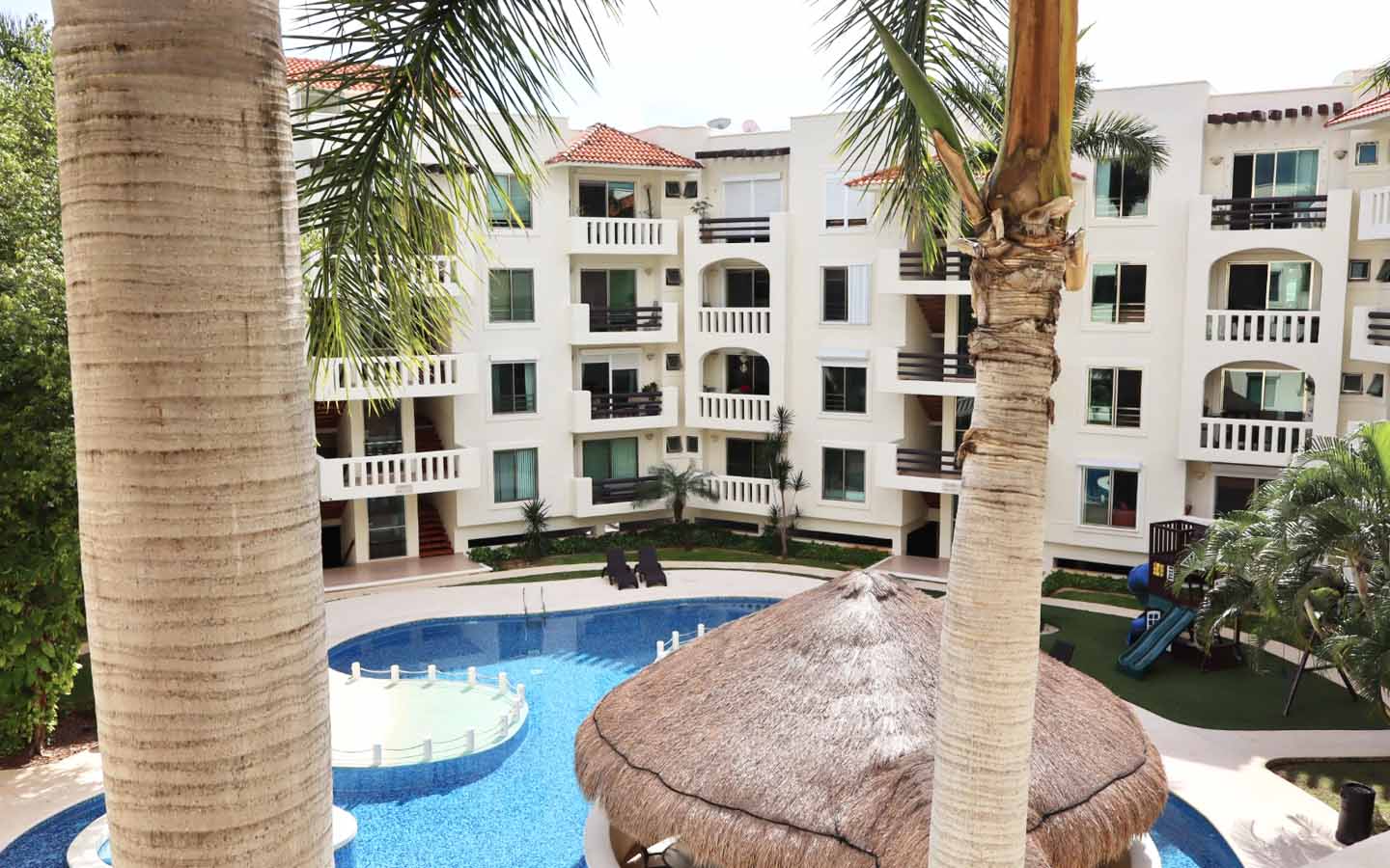 departamento amueblado en renta en Mediterranee SM 17 Cancún con terraza y vista a la alberca