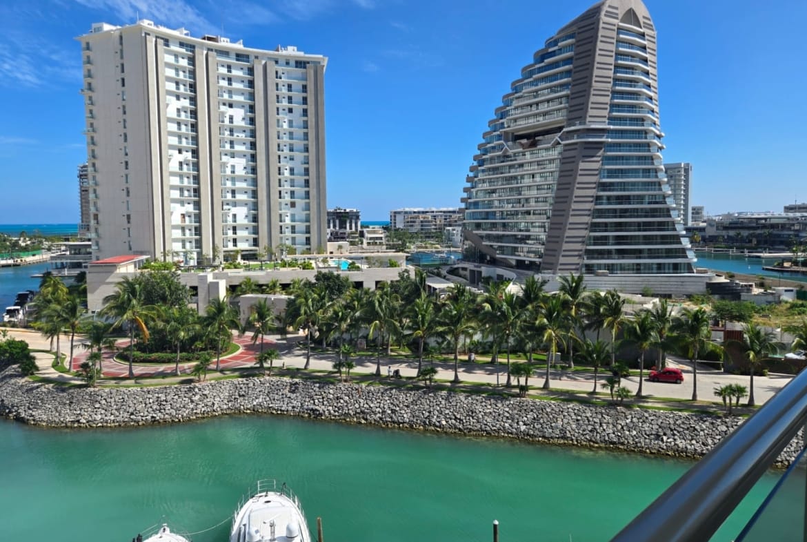 renta departamento amueblado maioris puerto cancun 183m2 2 recamaras 3.5 banos cuarto de servicio piso 11 vista golf marina
