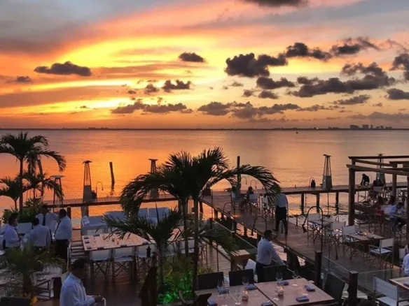 “Restaurantes de lujo en Zona Hotelera Cancún con vista a Laguna Nichupté”