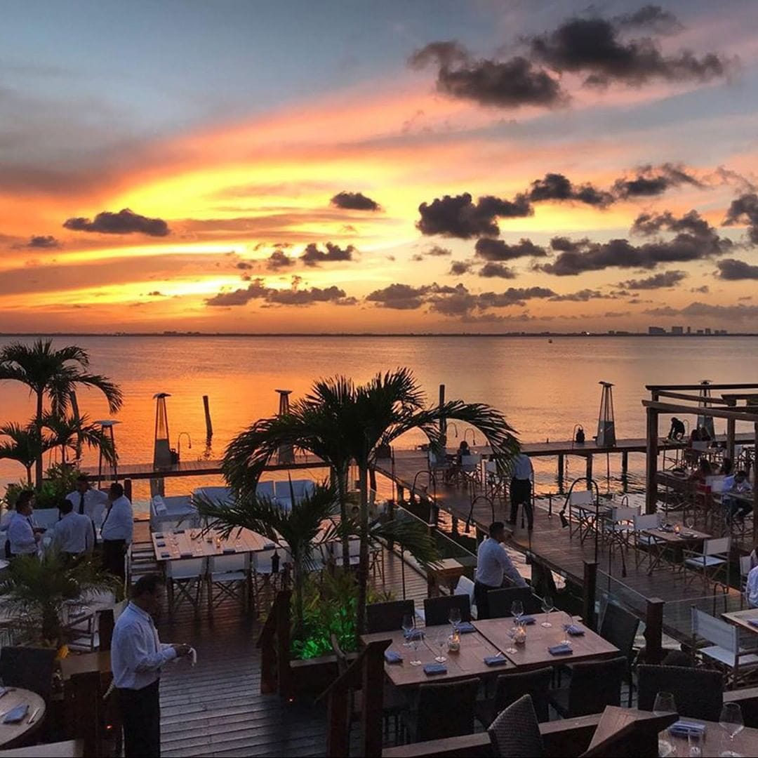 “Restaurantes de lujo en Zona Hotelera Cancún con vista a Laguna Nichupté”