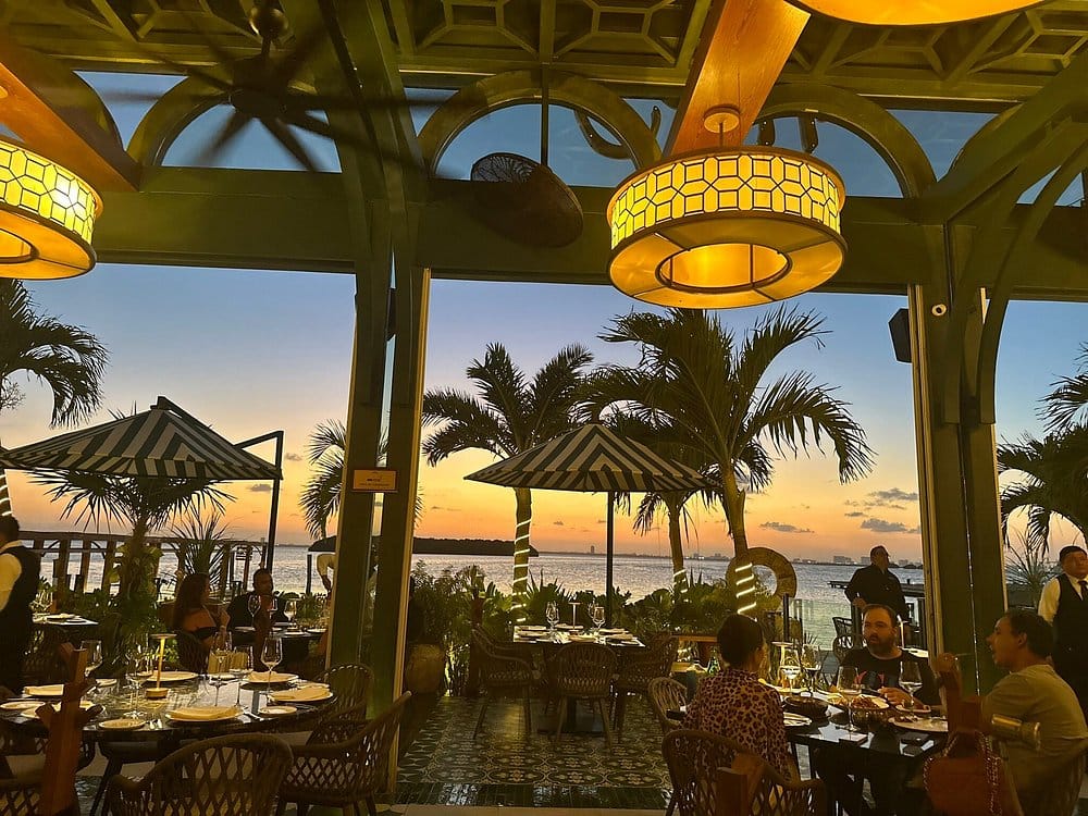 “Restaurantes de lujo en Zona Hotelera Cancún con vista a Laguna Nichupté”