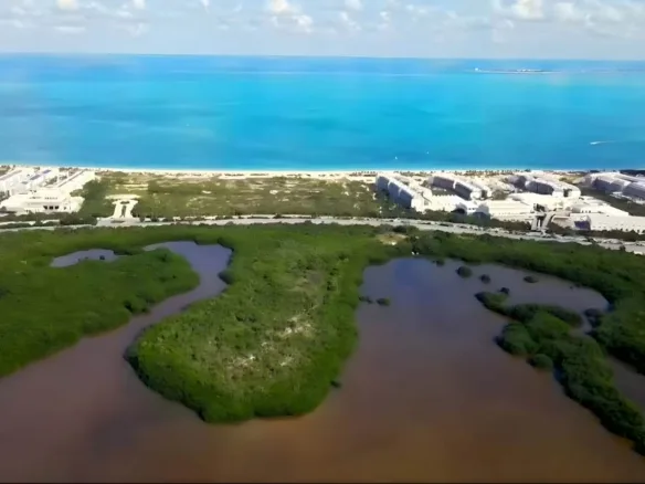 Costa Mujeres, Isla Mujeres (Zona Continental), sobre carretera principal